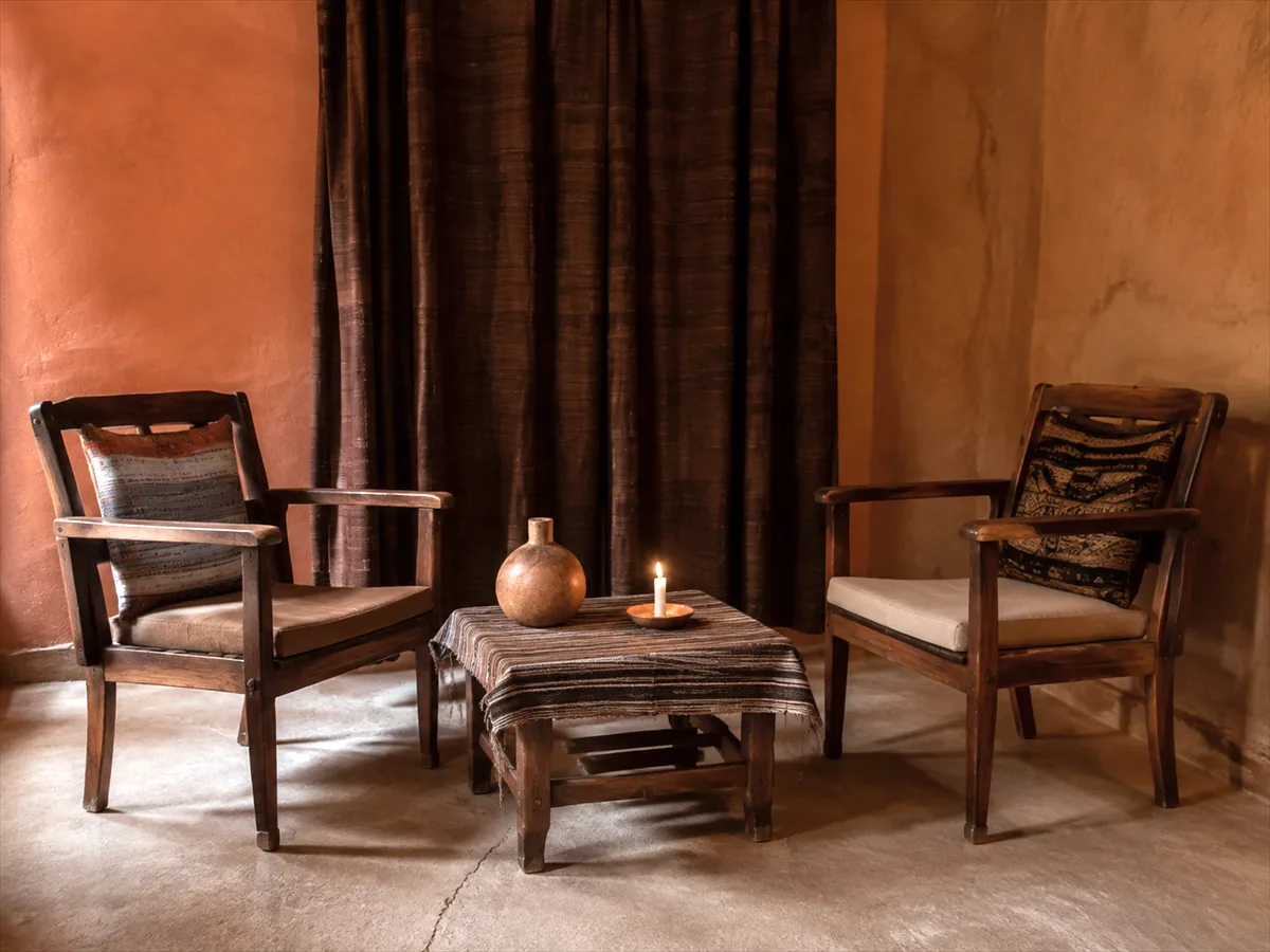 Un espace de consultation : deux fauteuils, une table basse et une bougie